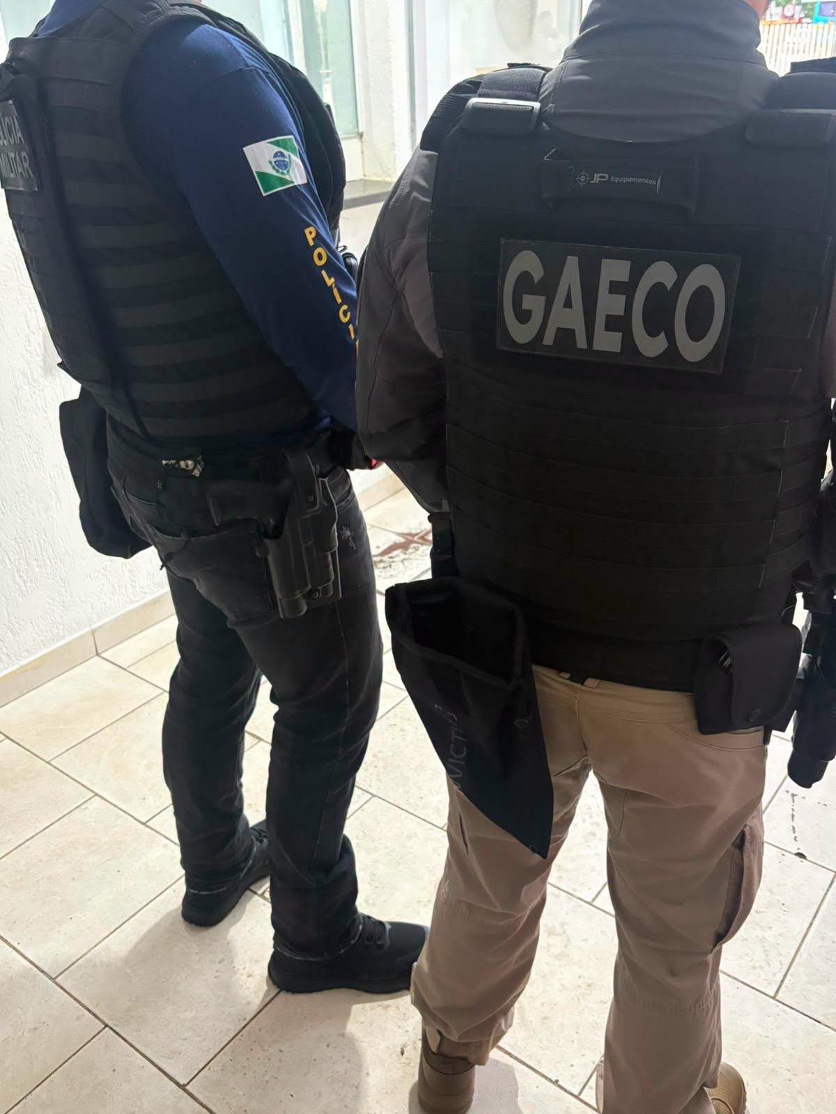 OPERAÇÃO HUBRIS: Gaeco prende dois policiais militares investigados pela prática de extorsão, tortura, sequestro e outros crimes praticados no litoral 1 As prisões são decorrentes da investigação conduzida na Operação Sanctus, deflagrada em 28 de janeiro, quando os investigados foram alvo buscas domiciliares – Foto: MPPR