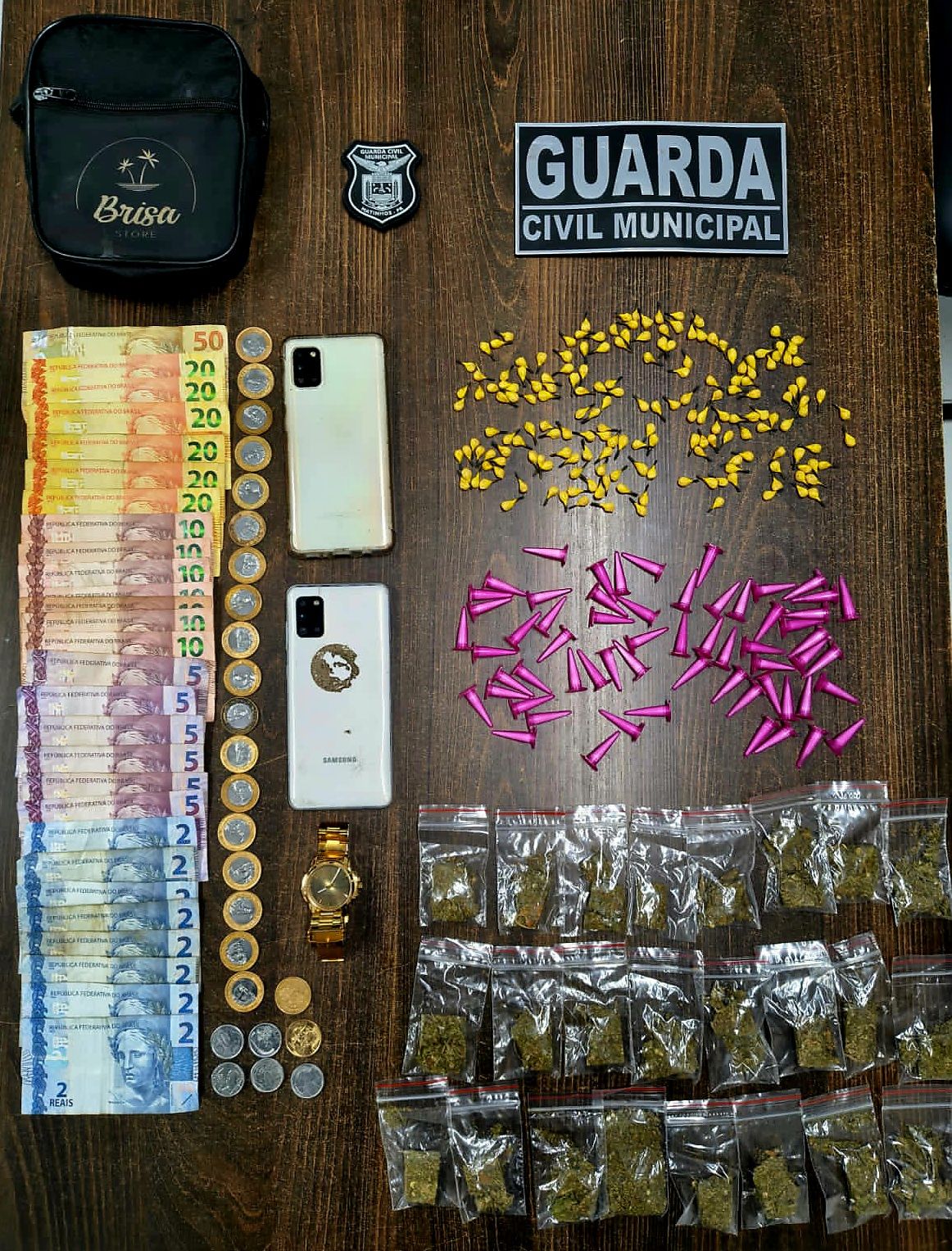 Dupla suspeita de envolvimento com o tráfico de drogas é presa pela Guarda Civil Municipal de Matinhos 1 foto01 19