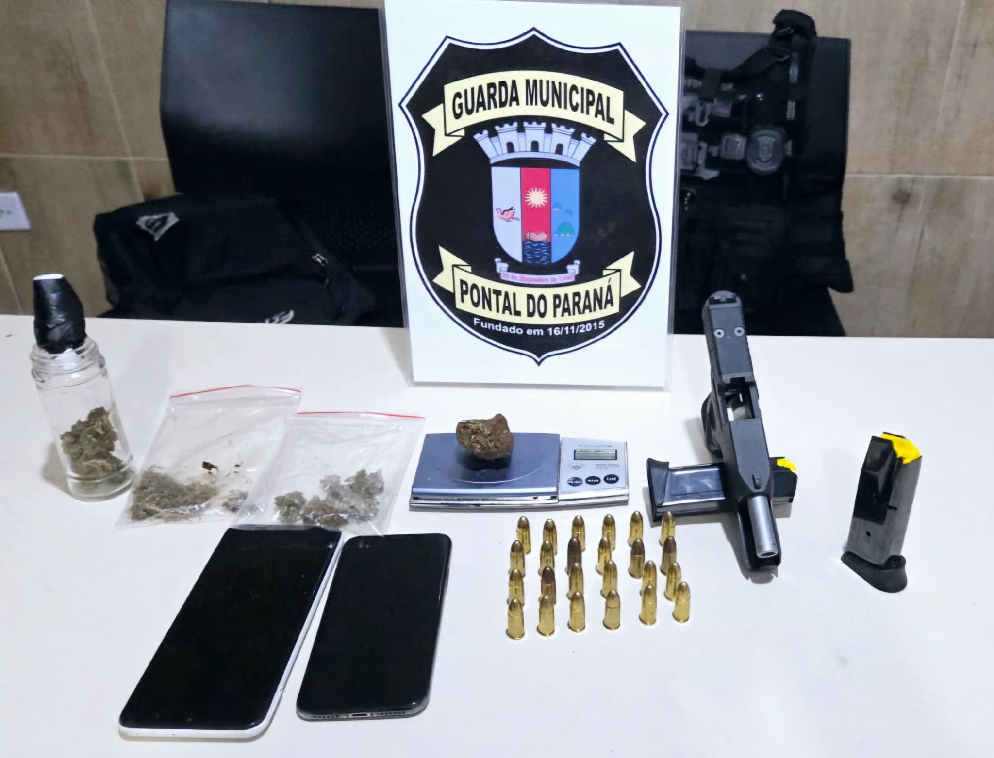 GCM apreende pistola, carregadores e drogas em Pontal do Paraná 1 Dentro da quitinete, os agentes encontraram uma pistola calibre 9mm, dois carregadores, 24 munições intactas, dois celulares, uma balança de precisão, porções de maconha e haxixe