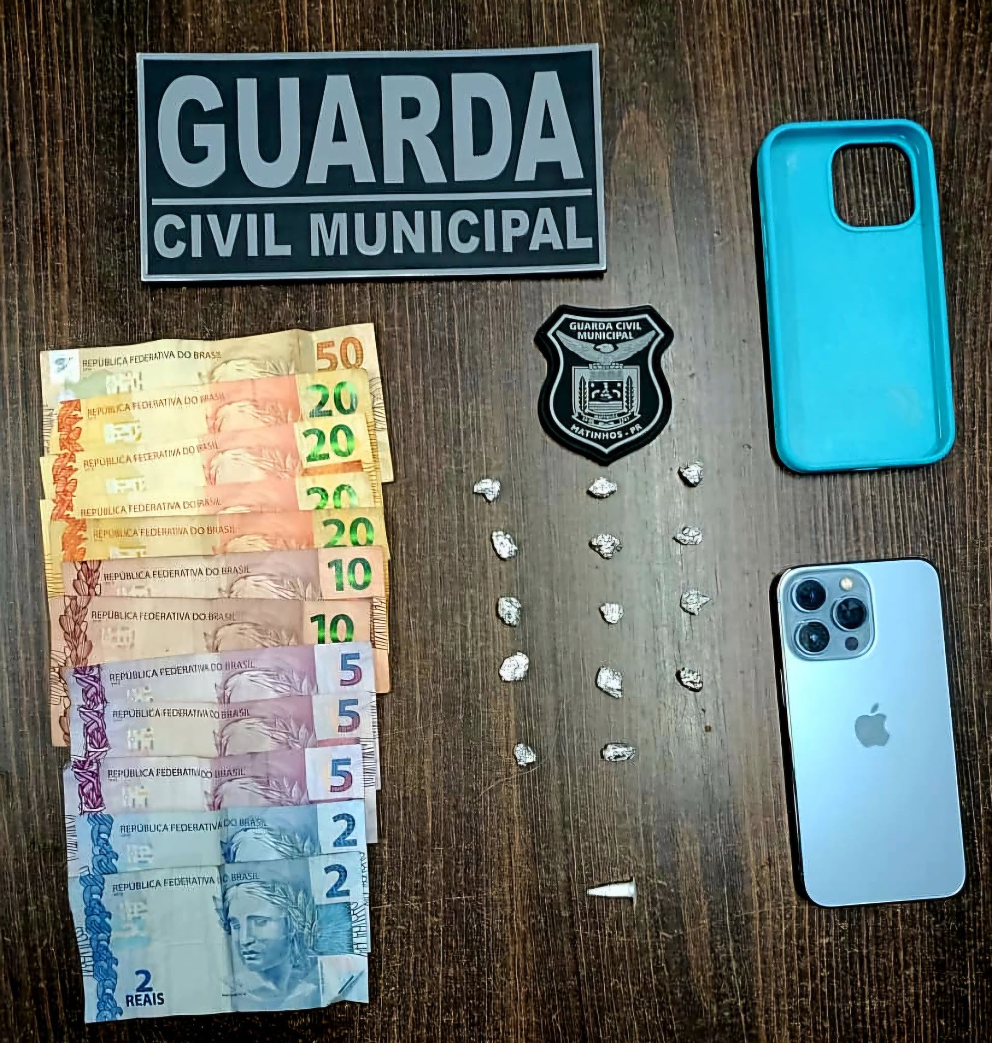 Guarda Civil Municipal apreende entorpecentes durante patrulhamento preventivo em Matinhos 1 Durante a abordagem foram apreendidas 14 pedras de crack, embaladas e prontas para serem comercializadas, um pino plástico com cocaína e dinheiro trocado