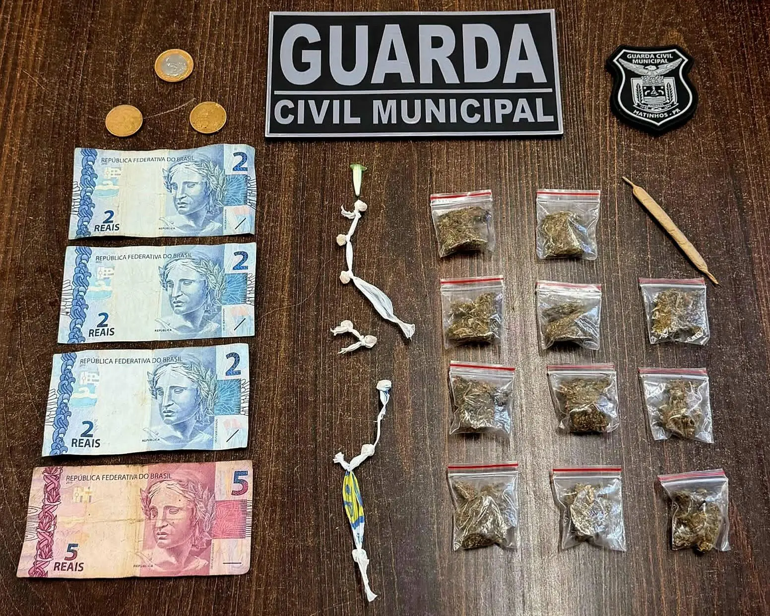 Pedras de crack, pino plástico com cocaína e buchas de maconha são apreendidos pela GCM em Matinhos 1 foto01 25