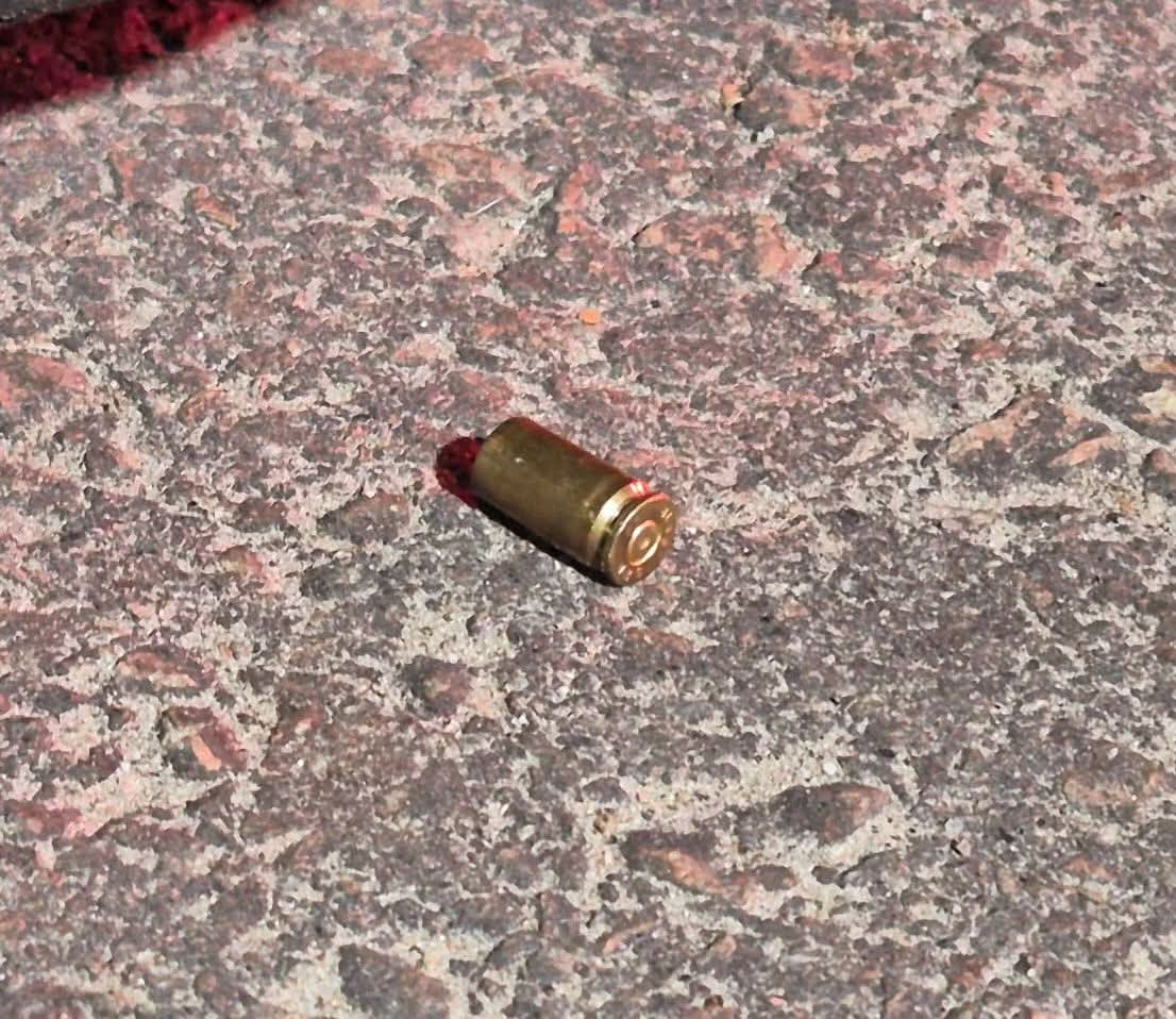 Homens são atingidos por disparos de arma de fogo no quintal de uma casa em Paranaguá 1 Uma das vítimas foi atingida por um disparo de arma de fogo no pé esquerdo. A outra foi alvejada no pé direito - Foto ilustrativa