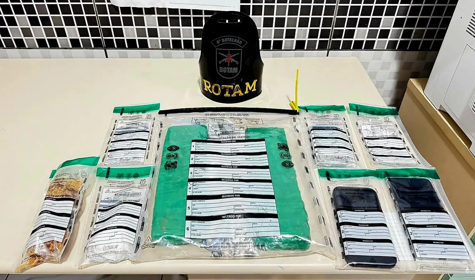 ROTAM prende irmãos suspeitos de envolvimento com o tráfico de drogas em Antonina 1 Os policiais encontraram, na parte externa de uma casa, dois tabletes e várias porções embaladas de maconha, mais de 200 pedras de crack, porções de cocaína, uma balança de precisão e anotações do tráfico