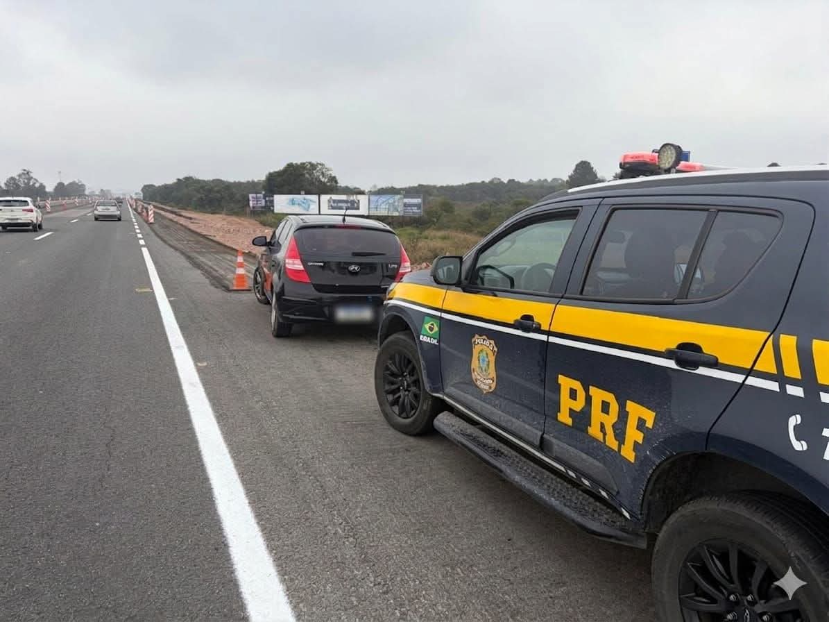 TRÂNSITO: PRF recolhe carro com mais R$ 20 mil em débitos na BR-277 1 Durante a fiscalização, os policiais consultaram a placa do veículo e constataram a existência de débitos acumulados que ultrapassam R$ 20 mil – Foto: Agência PRF
