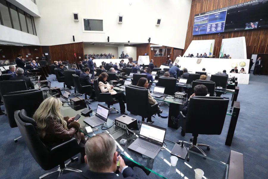 Assembleia atualiza regras e poda de árvores próximas à rede elétrica passa a ser responsabilidade das concessionárias 1 Nesta segunda-feira (15) foram realizadas duas sessões plenárias (Foto: Valdir Amaral/Alep)