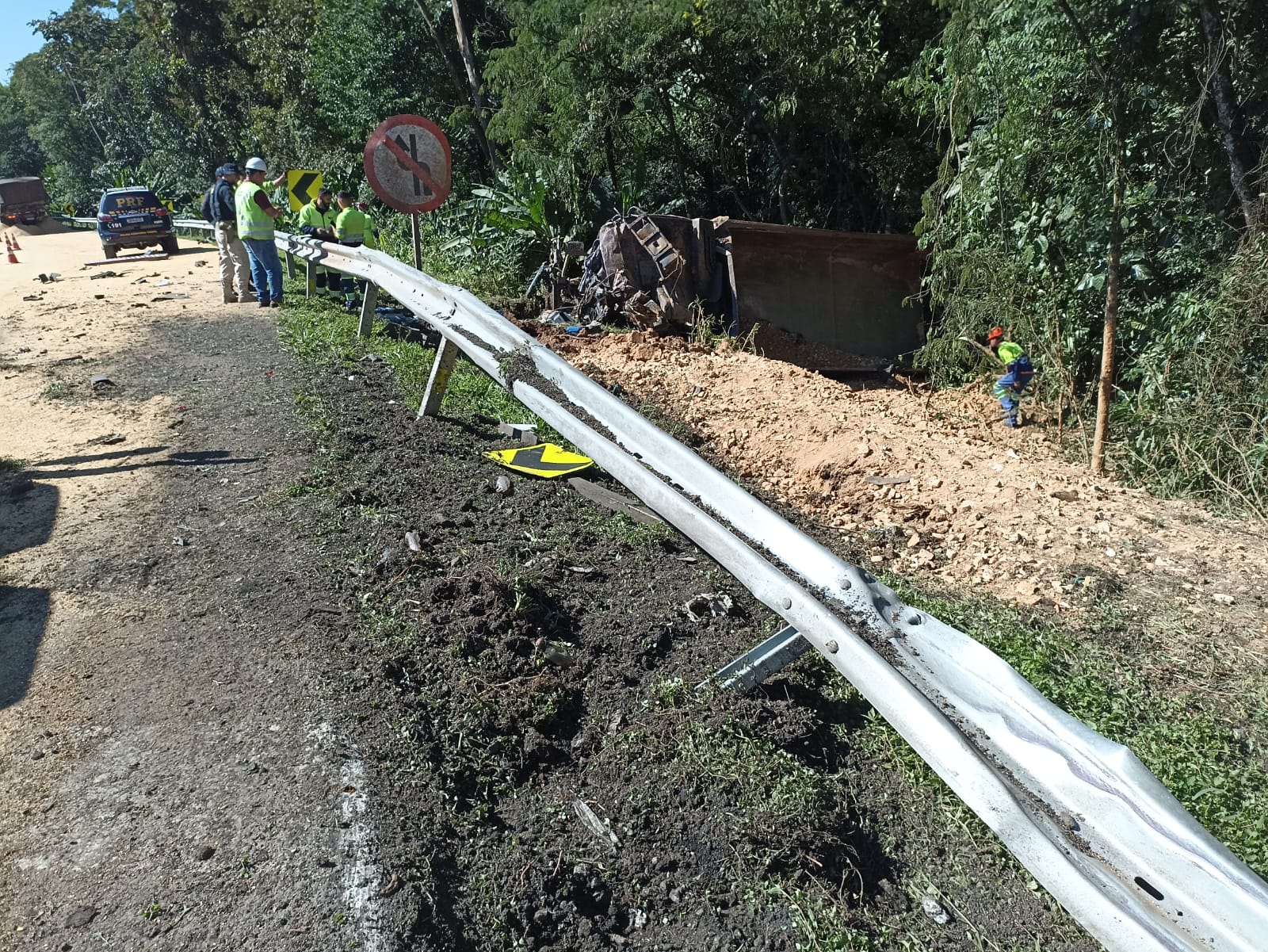 Motorista morre após acidente entre caminhão e motocicleta na BR-277, em Morretes 1 O condutor de um caminhão caçamba, com 59 anos, que estava trafegando na via federal sentido litoral, na área da Serra do Mar, não conseguiu frear a acabou colidindo contra a moto (Foto: PRF)