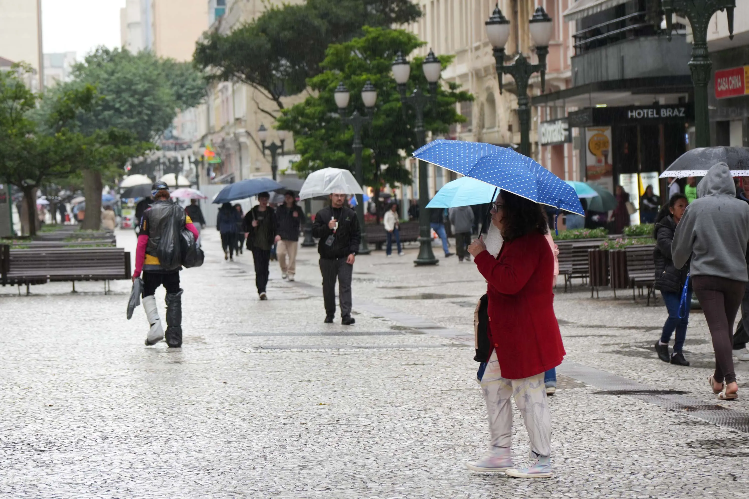Frente fria traz chuva para o Paraná nesta semana, prevê Simepar 1 Frente fria chega do Rio Grande do Sul a cidades paranaenses na madrugada de quarta-feira, 22, trazendo volumes de chuva acima de 50 mm em algumas regiões e redução nas temperaturas (Foto: Ricardo Zanoncini/Arquivo AEN)