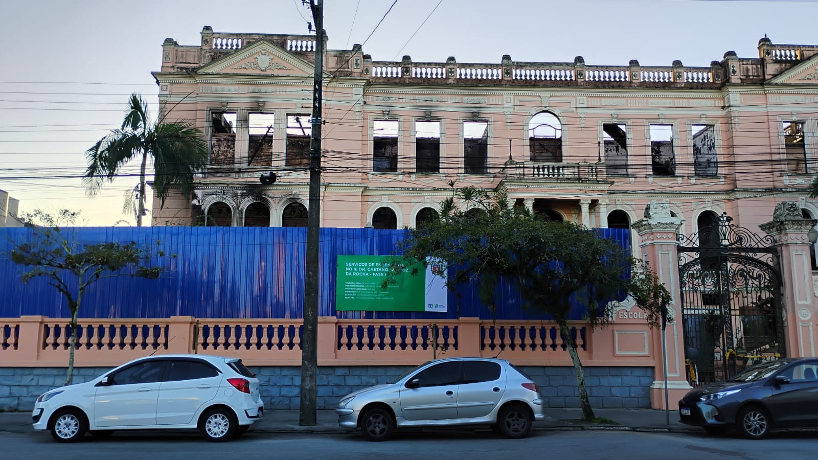 Reconstrução do Instituto de Educação começa com limpeza da área, instalação de tapumes e de cobertura temporária