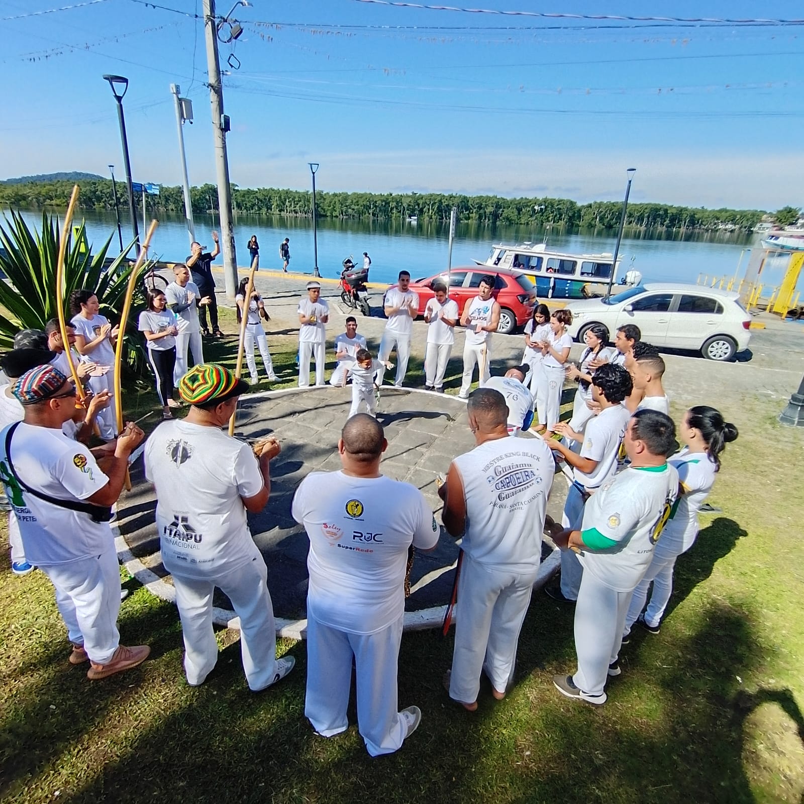 Roda Popular preserva memória da capoeira e fortalece a transmissão de saberes às novas gerações em Paranaguá 1 A programação ocorreu na Praça Newton Deslandes de Souza (Foto: Divulgação/Roda Popular dos Mestres e Mestras Antigos do Litoral Paranaense)
