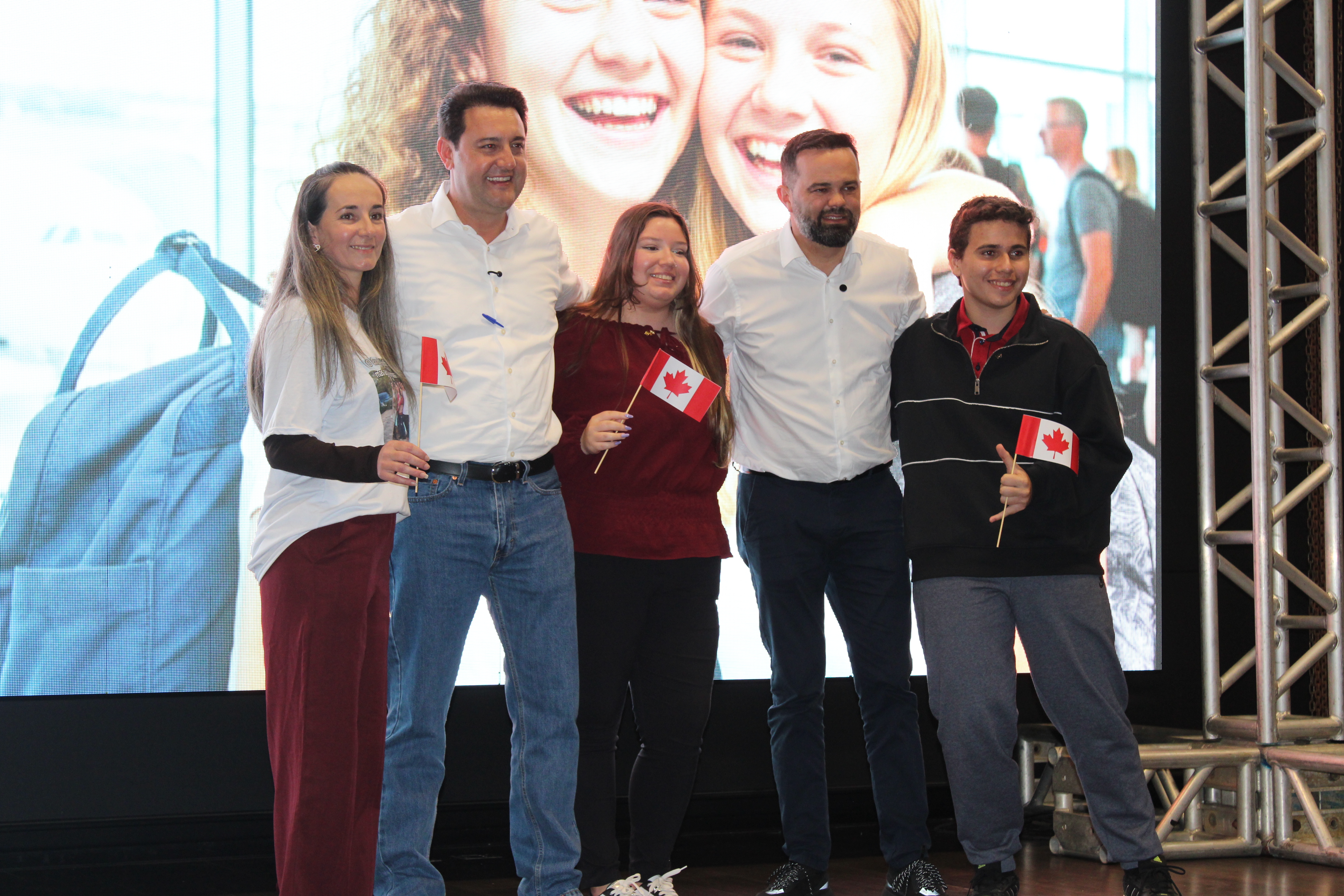 Em Paranaguá, Ratinho Junior anuncia curso de Enfermagem da Unespar, investimentos em obras e destaca avanço do litoral 1 O governador participou de encontro com estudantes do Ganhando o Mundo, confirmou a implantação do curso de Enfermagem da Unespar, anunciou recursos para infraestrutura, vistoriou a reconstrução do IEE e destacou obras estratégicas em andamento no litoral (Foto: Folha do Litoral News)
