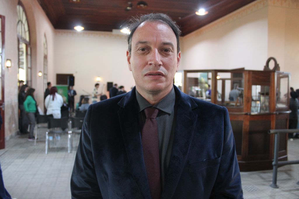 Na foto, o secretário de Cultura e Turismo de Paranaguá, José Reis de Freitas, o “Juca”, durante a visita da comitiva japonesa a Estação Ferroviária (Foto: Folha do Litoral News)