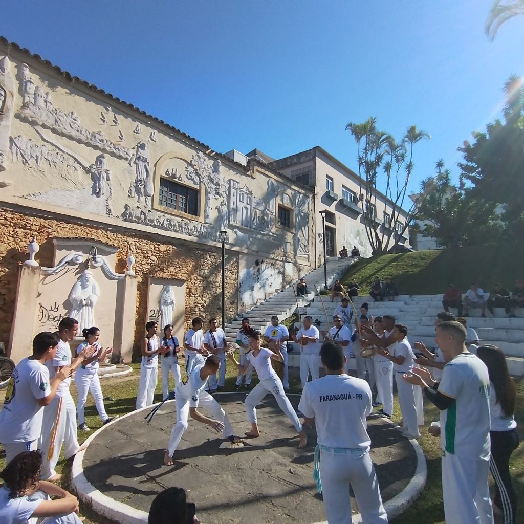 Roda Popular preserva memória da capoeira e fortalece a transmissão de saberes às novas gerações em Paranaguá 2 “A capoeira sempre dialogou com diversas manifestações da cultura popular, especialmente com as tradições afro-brasileiras”, disse o mestre Walter Rodrigues Vellozo (Foto: Divulgação/Roda Popular dos Mestres e Mestras Antigos do Litoral Paranaense)