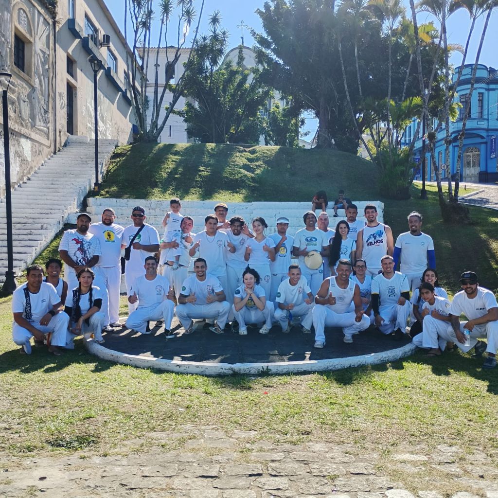Roda Popular preserva memória da capoeira e fortalece a transmissão de saberes às novas gerações em Paranaguá 3 O encontro acontece mensalmente, sempre no último domingo de cada mês, reunindo mestres e grupos de Pontal do Paraná, Matinhos, Morretes, Antonina, Guaratuba, Paranaguá e alguns da Capital e região Metropolitana (Foto: Divulgação/Roda Popular dos Mestres e Mestras Antigos do Litoral Paranaense)