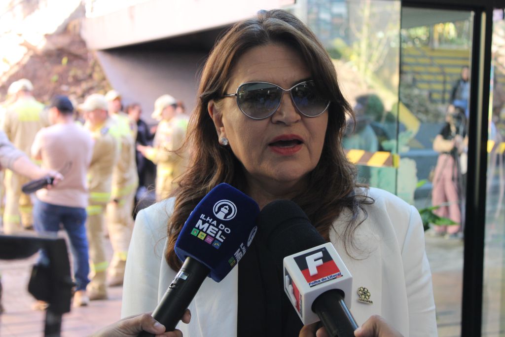 Em Paranaguá, Ratinho Junior anuncia curso de Enfermagem da Unespar, investimentos em obras e destaca avanço do litoral 4 “Essa formação é uma formação de excelência, o curso vem com uma estrutura de profissionais, tanto de docentes quanto de agentes e de equipamentos para poder atender essa formação”, pontuou a reitora da Unespar, Salete Sirino Machado (Foto: Folha do Litoral News)
