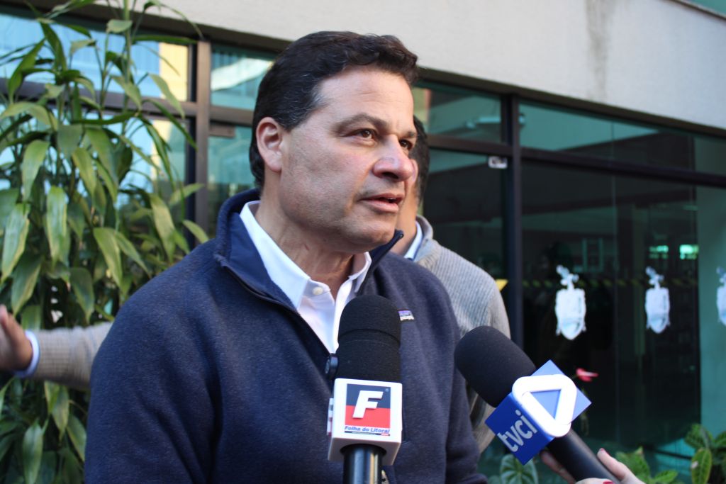 Em Paranaguá, Ratinho Junior anuncia curso de Enfermagem da Unespar, investimentos em obras e destaca avanço do litoral 5 “Esse avanço no ensino superior, de poder ter aqui Enfermagem, já que a gente está estruturando os hospitais, é maravilhoso. Era um sonho também e a gente vai seguir em frente, mais e mais cursos de nível superior, técnico e profissionalizante”, afirmou o deputado federal, Sandro Alex (Foto: Folha do Litoral News)