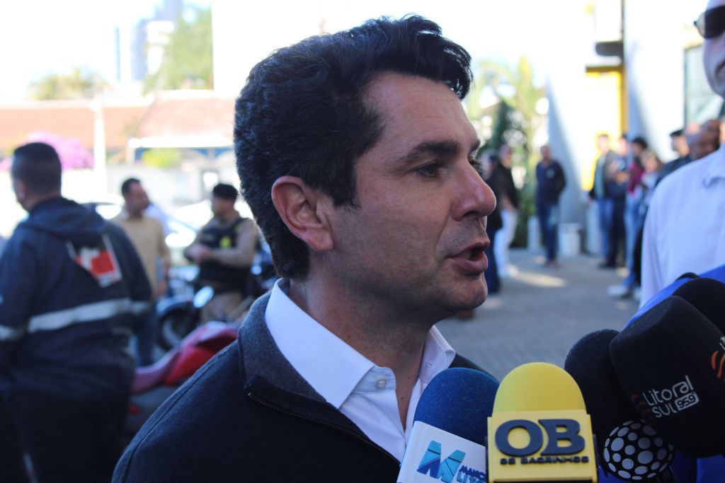 Em Paranaguá, Ratinho Junior anuncia curso de Enfermagem da Unespar, investimentos em obras e destaca avanço do litoral 6 “É uma alegria ver essa transformação do litoral do Paraná nos últimos sete anos e meio e a Assembleia Legislativa do Paraná teve um papel importante”, frisou o deputado Alexandre Curi (Foto: Folha do Litoral News)