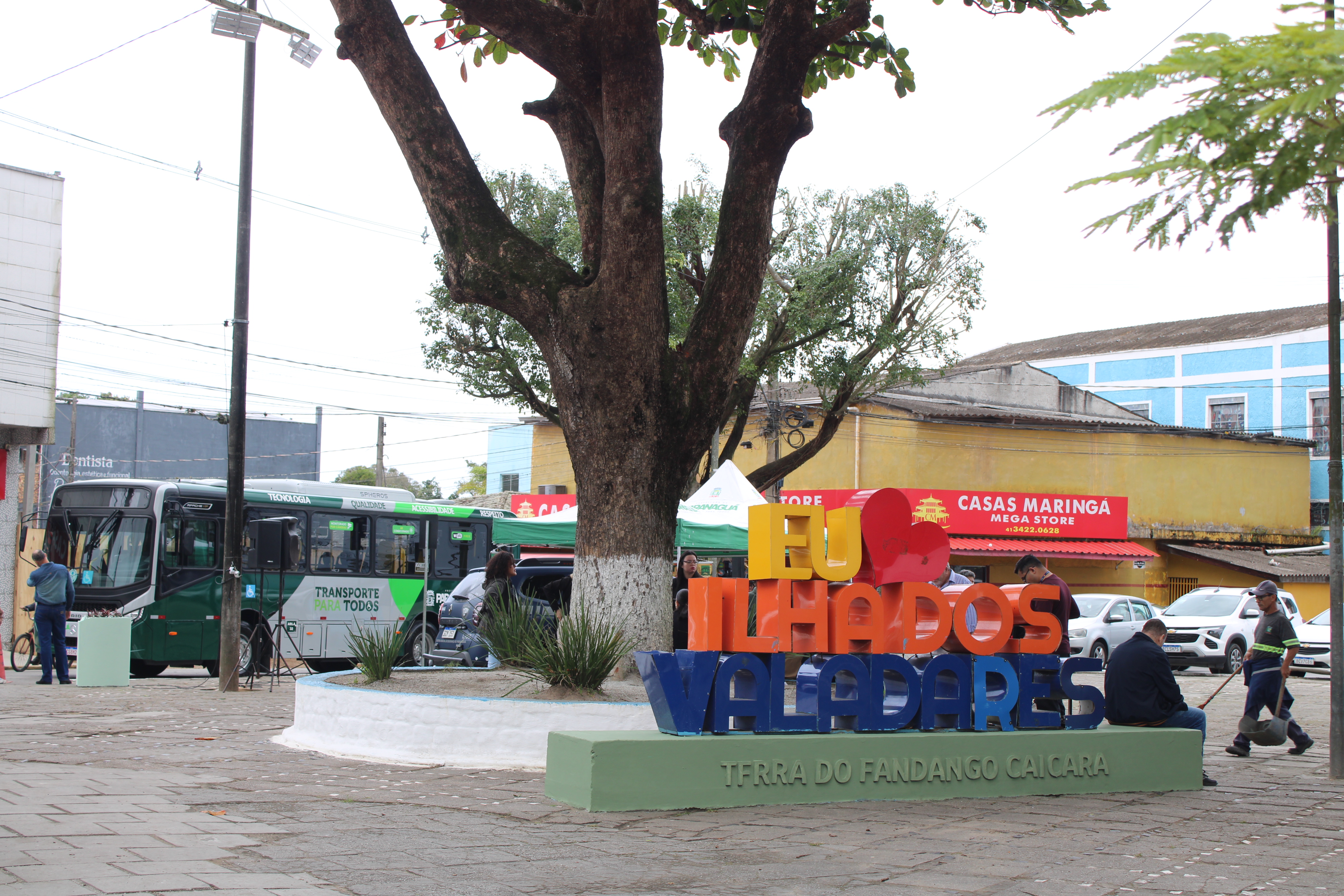 Ilha dos Valadares recebe novo ônibus e nova linha de transporte gratuito em Paranaguá 1 Foto 1 41