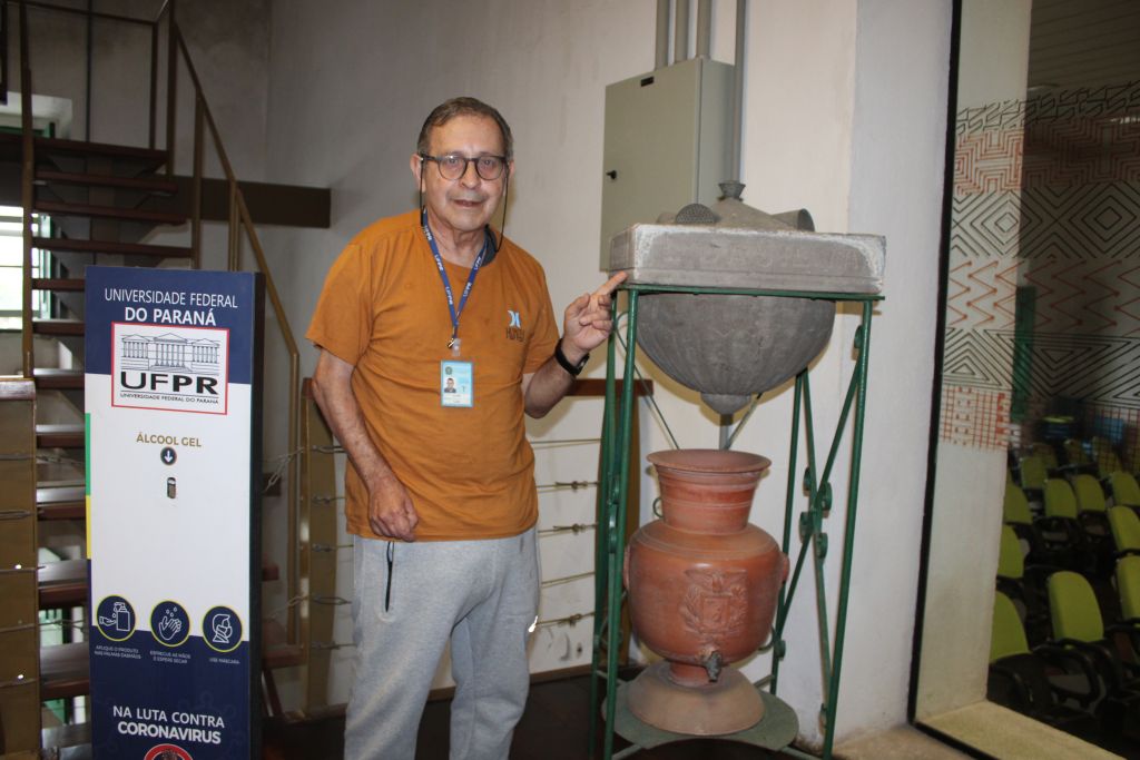 Há mais de quatro décadas, Luiz Cézar, o “Cezinha”, se dedica ao MAE da UFPR 2 Luiz Cézar construiu seu conhecimento por meio de cursos e da experiência acumulada ao longo dos anos