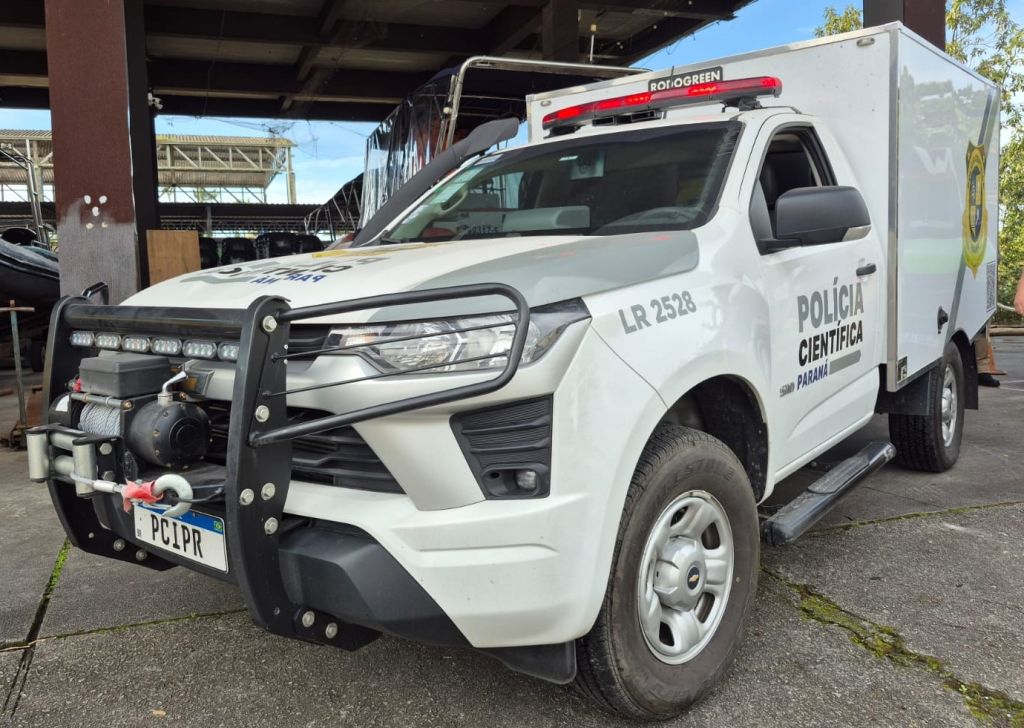 Corpo foi recolhido pela Polícia Científica no trapiche do IAT, no bairro Oceania, em Paranaguá
