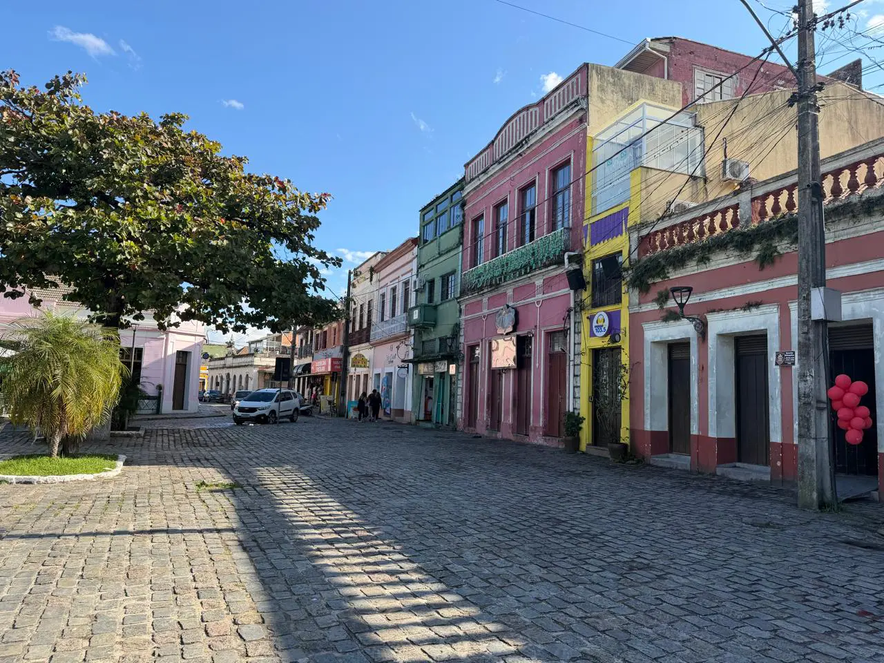 Os participantes poderão conferir detalhes de fachadas centenárias, azulejos históricos, casarões, monumentos, ruas e praças que ajudam a contar a trajetória da cidade mais antiga do Paraná (Foto: Folha do Litoral News)