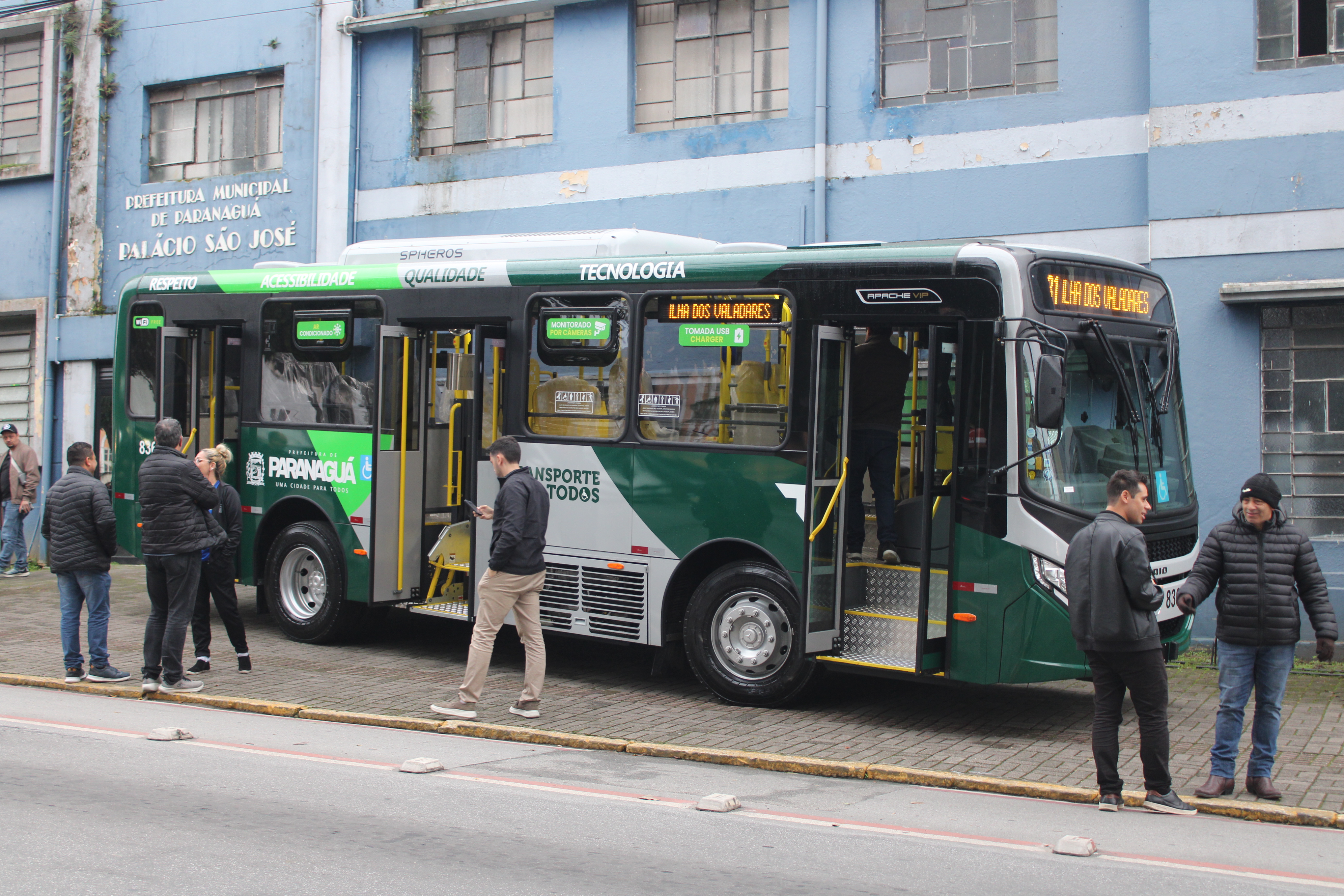 A cerimônia ocorreu em frente ao Palácio São José, sede administrativa da Prefeitura (Foto: Folha do Litoral News)
