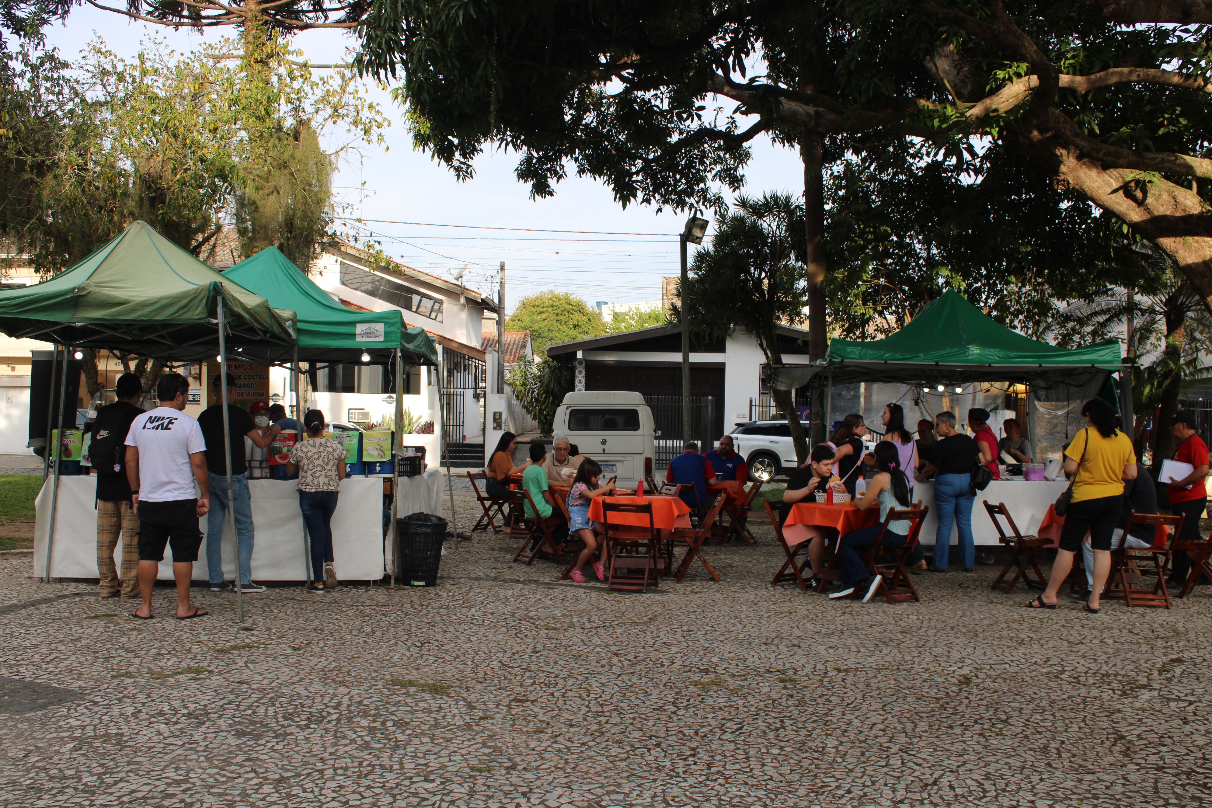 Feirantes destacam importância das tradicionais feiras para a cultura e identidade parnanguara 1 No mês em que Paranaguá celebra seus 378 anos de história, a Folha do Litoral News foi até a Feira da Lua para conversar com os comerciantes que atuam no local (Foto: Folha do Litoral News)