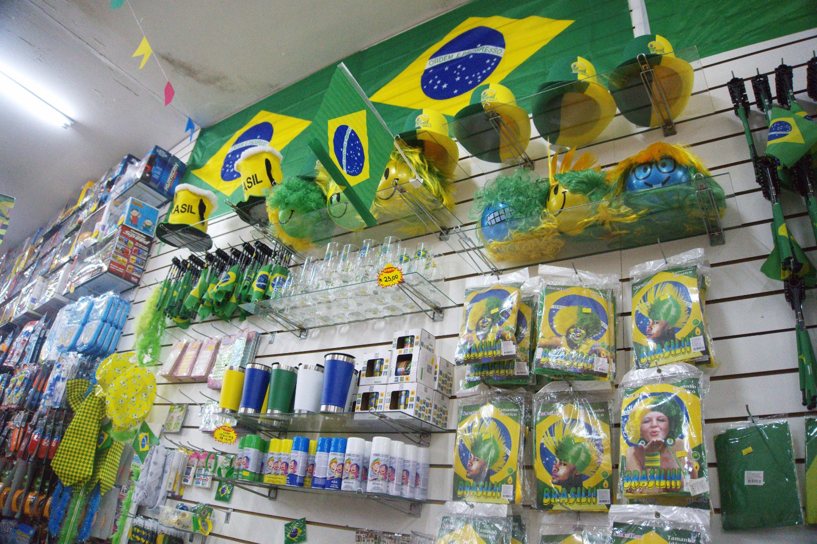 Avanço da Seleção Brasileira na Copa do Mundo impulsiona vendas de camisas e acessórios em Paranaguá 1 Lojistas esperam que as vendas continuem crescendo à medida em que a equipe do Brasil vai avançando na competição (Foto: Folha do Litoral News)