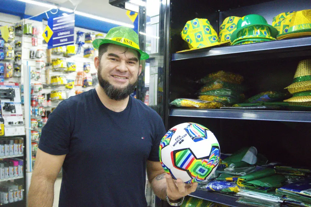 Avanço da Seleção Brasileira na Copa do Mundo impulsiona vendas de camisas e acessórios em Paranaguá 2 “Nós fizemos muitas vendas desde o início da Copa, de toda essa linha que envolve o Brasil, o Mundial”, disse o gerente da loja Laurita Center, Renato Alves (Foto: Folha do Litoral News)