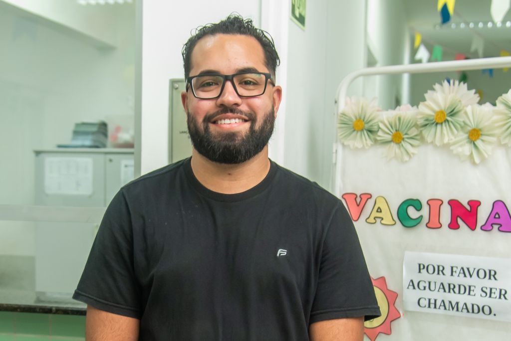 “Agora, o morador consegue consultar, retirar o medicamento e resolver sua necessidade no próprio bairro, no período da noite", destacou assessor especial da Secretaria Municipal de Saúde (Semsa), Rhyan Paiva (Foto: Moyses Zanardo/Prefeitura de Paranaguá)