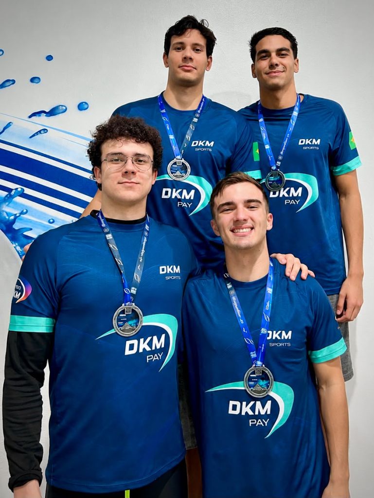 Equipe do Revezamento 4x50 m livre. Na foto, João Libel, Pietro Mussoi, Pedro Paschoal e João Libel (Foto: Gabi Rodrigues)