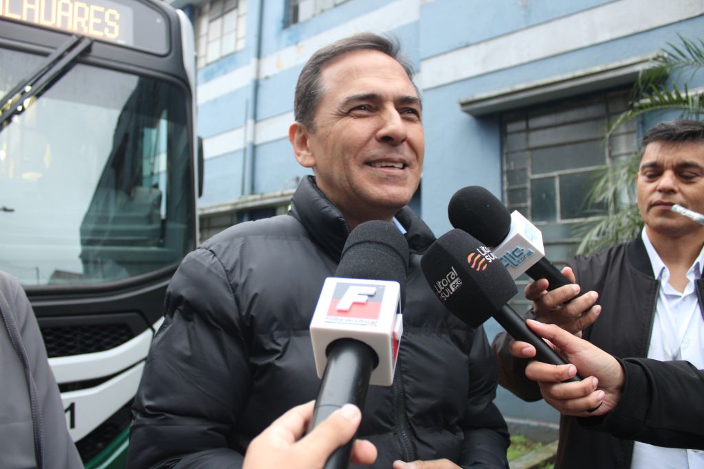 “É um momento bem especial para todos nós, que a gente fica muito satisfeito com tudo que está acontecendo e com esse sucesso que são esses ônibus”, afirmou o prefeito Adriano Ramos (Foto: Folha do Litoral News)