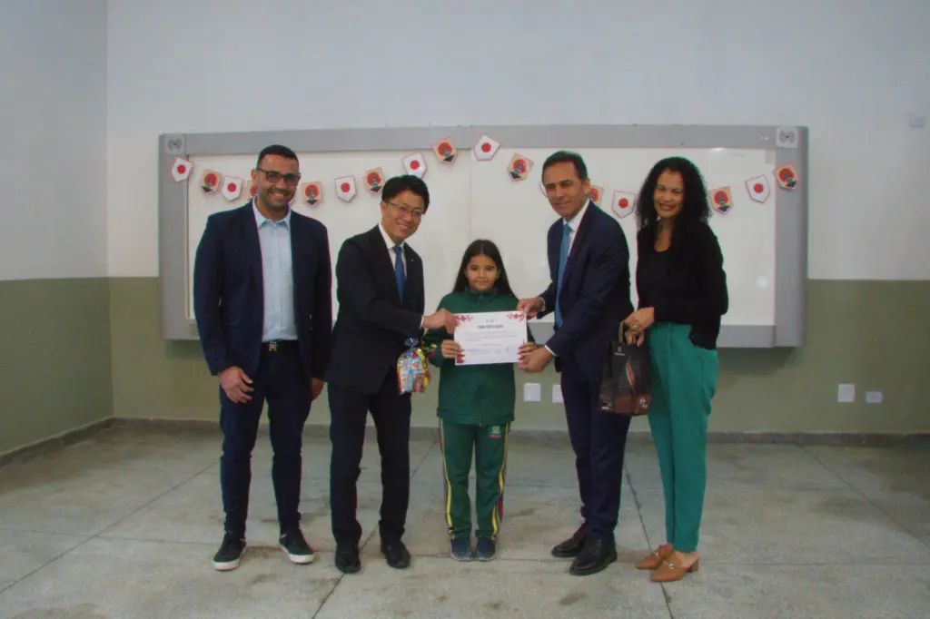 “Nós estamos muito felizes de poder receber a comitiva do Japão, da cidade de Awaji. Hoje visitando a escola do Parque Awaji, podendo conhecer um pouco de Paranaguá, da nossa cultura, das nossas belezas naturais e claro, cidades-irmãs, fazendo 40 anos dessa irmandade com Awaji”, afirmou o prefeito de Paranaguá, Adriano Ramos (Foto: Folha do Litoral News)