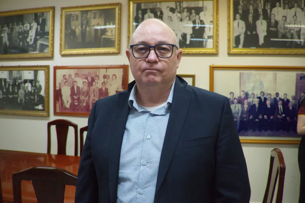 Ezequias Rederd é empossado como novo vereador de Paranaguá 2 “Esperamos que ele desempenhe um bom mandato e no que depender da mesa executiva terá todo o apoio”, ressaltou o presidente da Câmara de Paranaguá, vereador Adalberto Araújo (Foto: Folha do Litoral News)