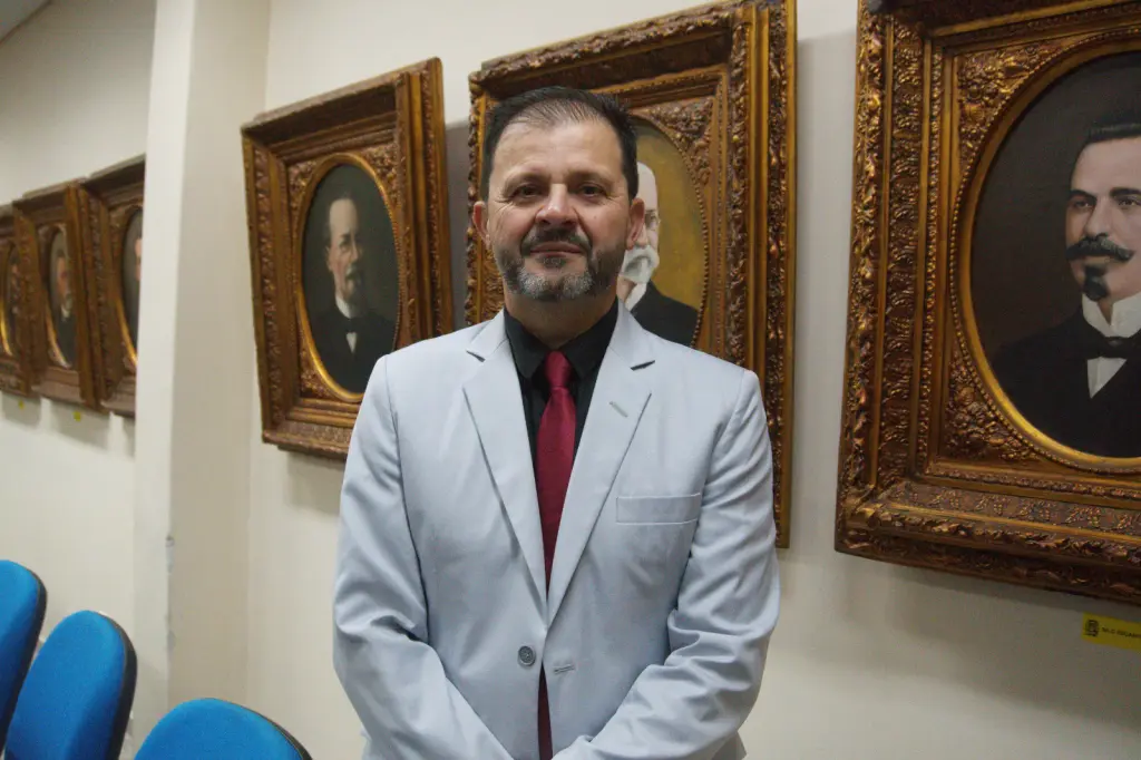 Ezequias Rederd é empossado como novo vereador de Paranaguá 3 “Queremos contar com o apoio do nosso prefeito, da cidade. Sem o Executivo, a gente não consegue fazer muita coisa, mas eu creio que, para as ideias boas e para as coisas boas, tanto ele contará comigo quanto eu quero contar com ele”, ressaltou o vereador Ezequias Rederd (Foto: Folha do Litoral News)