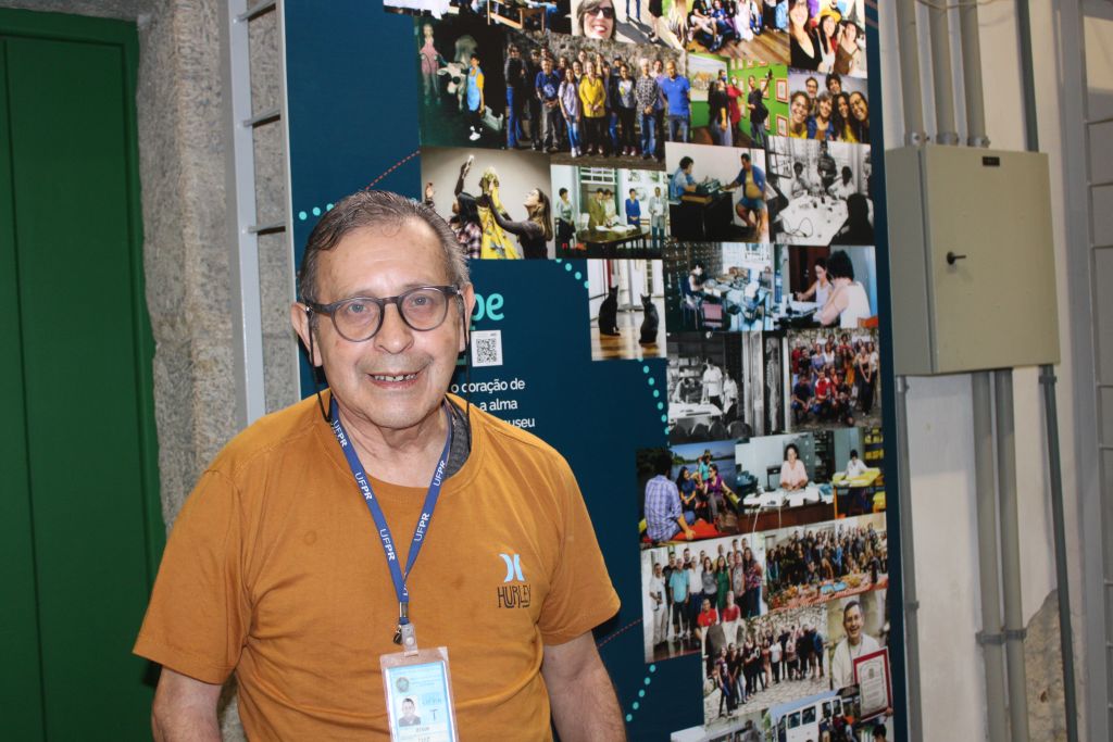 Há mais de quatro décadas, Luiz Cézar, o “Cezinha”, se dedica ao MAE da UFPR 3 “Sempre estamos tirando fotos com visitantes. Essas fotos vão para diversos países. Outro dia uma foto minha foi parar na Ucrânia”, diz Luiz Cezar Rodrigues