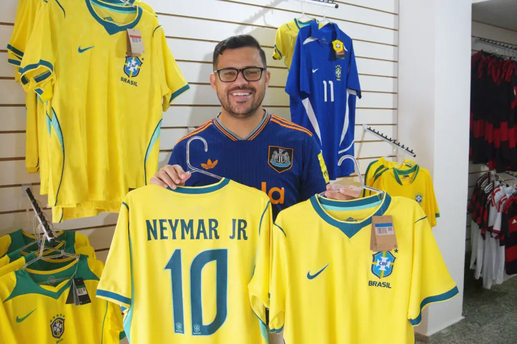 Avanço da Seleção Brasileira na Copa do Mundo impulsiona vendas de camisas e acessórios em Paranaguá 4 “As camisas do Brasil começaram a sair numa forma surreal devido a muita procura e a cada passo que a Seleção dá a expectativa aumenta mais”, salientou o responsável pelo setor de vendas da loja G10 Sports, Giovan Machado Gonçalves (Foto: Folha do Litoral News)