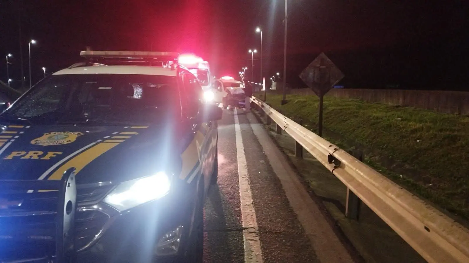 Colisão traseira na BR-376 em Guaratuba termina com condutor de utilitário morto 1 A colisão traseira envolvendo um caminhão e um Fiat Dobló, cor branca, onde a vítima estava, aconteceu nas proximidades do KM-663, da BR-376, em Guaratuba– Foto: Agência PRF