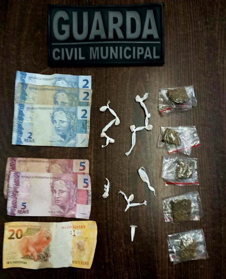 GCM encontra crack, cocaína e maconha dentro de uma jaqueta em Matinhos 1 Dentro da jaqueta dispensada pelo homem preso foram encontradas 11 pedras de crack, 5 buchas de maconha e um pino plástico com cocaína, além de dinheiro trocado