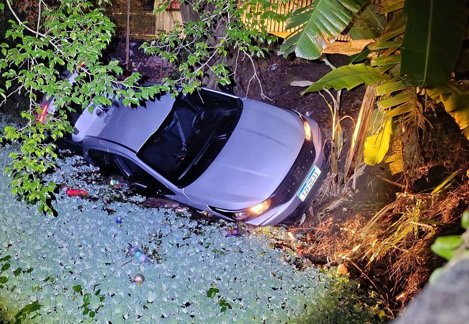 Guarda Municipal encontra carro parcialmente submerso em canal de Matinhos 1 O Fiat Argo, cor prata, estava parcialmente submerso no canal que passa nas proximidades de uma escola municipal, no balneário Currais