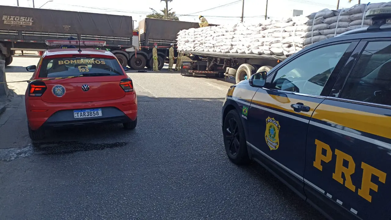 Acidente entre caminhões termina com motorista ferida 1 O acidente entre os dois caminhões aconteceu no cruzamento da Avenida Coronel José Lobo com a Avenida Ayrton Senna da Silva, na região portuária de Paranaguá – Foto: Agência PRF