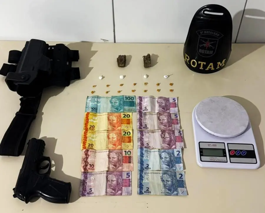 ROTAM encontra maconha em cima da casinha de um cachorro em Antonina; simulacro, pedras de crack e porções de cocaína também foram apreendidos 1 foto01 40
