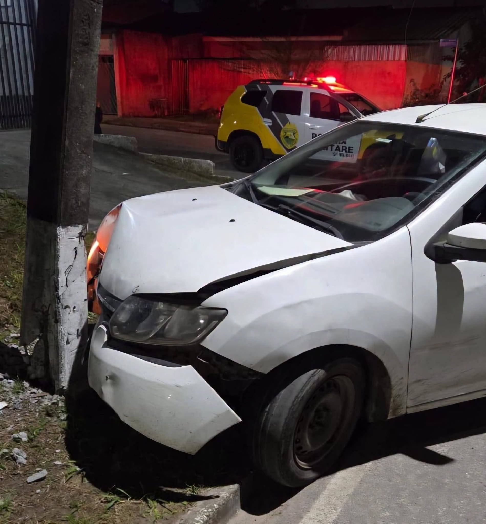 Motorista embriagado bate em poste da rede elétrica na Vila Garcia em Paranaguá 1 foto01 40