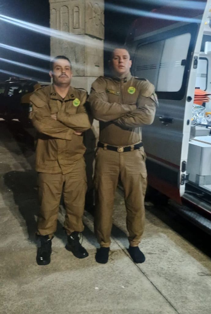 O 3.º Sargento Chiarelli e o Soldado Dias entraram no mar e resgataram a vítima que estava há aproximadamente 10 metros do trapiche - Foto: PMPR