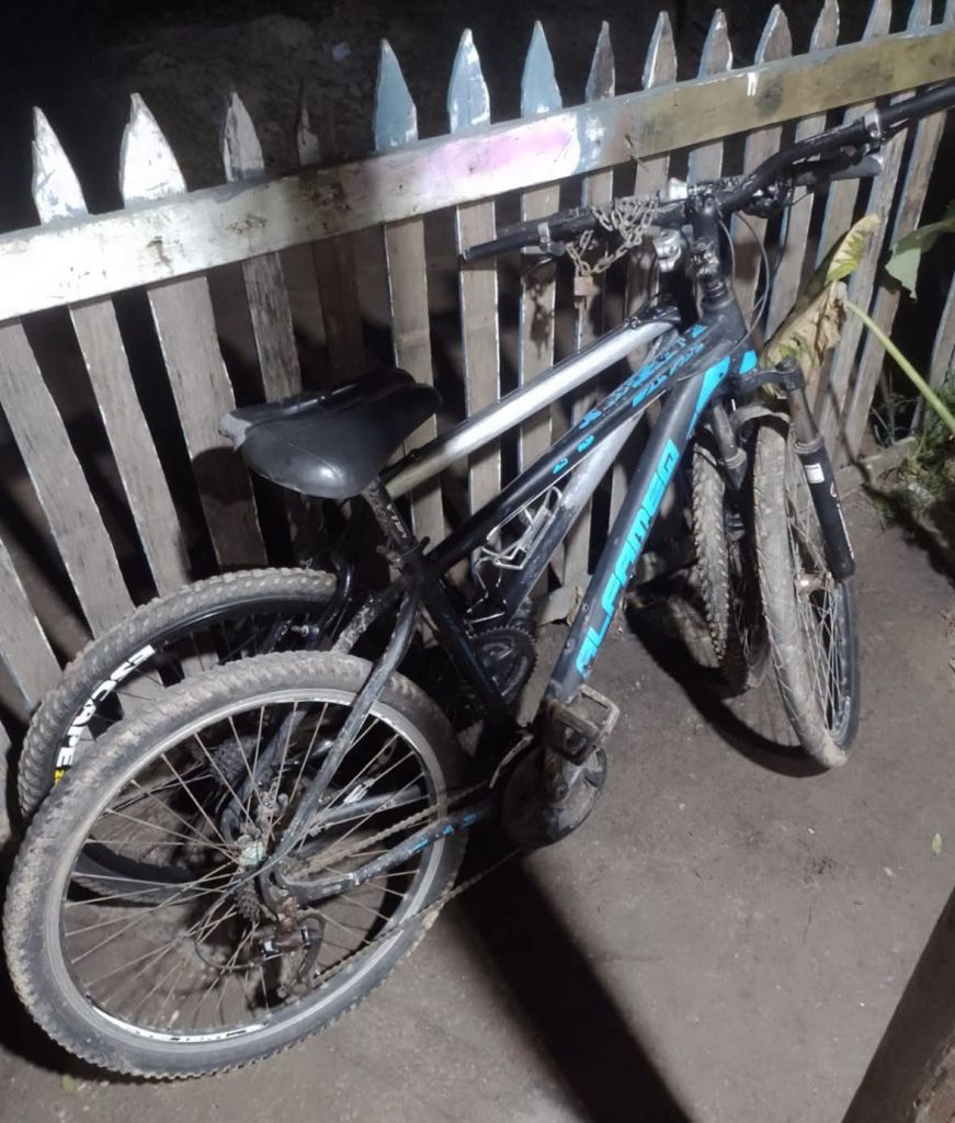 Durante o cumprimento das ordens judiciais foram apreendidas bicicleta, buchas de maconha, porções de haxixe, pinos plásticos com cocaína e um cartão bancário - Foto: PCPR