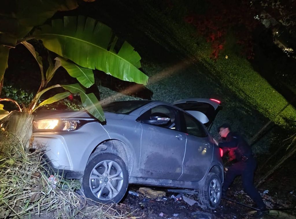 Guarda Municipal encontra carro parcialmente submerso em canal de Matinhos 2 O veículo estava vazio, com as luzes acesas, portas e porta-malas abertos