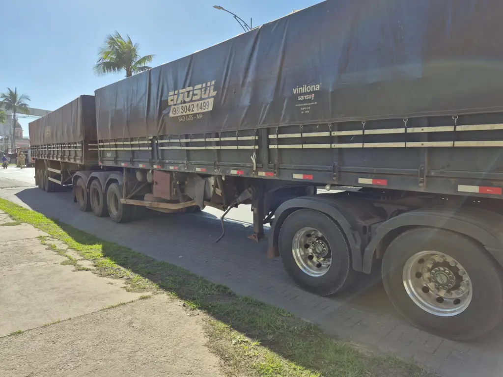 Acidente entre caminhões termina com motorista ferida 3 O outro caminhão envolvido no acidente furou a preferencial e foi atingido na lateral