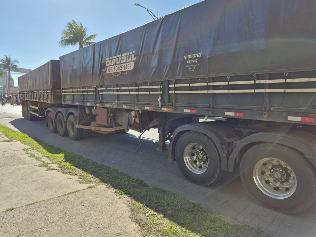 Acidente entre caminhões termina com motorista ferida 3 O outro caminhão envolvido no acidente furou a preferencial e foi atingido na lateral