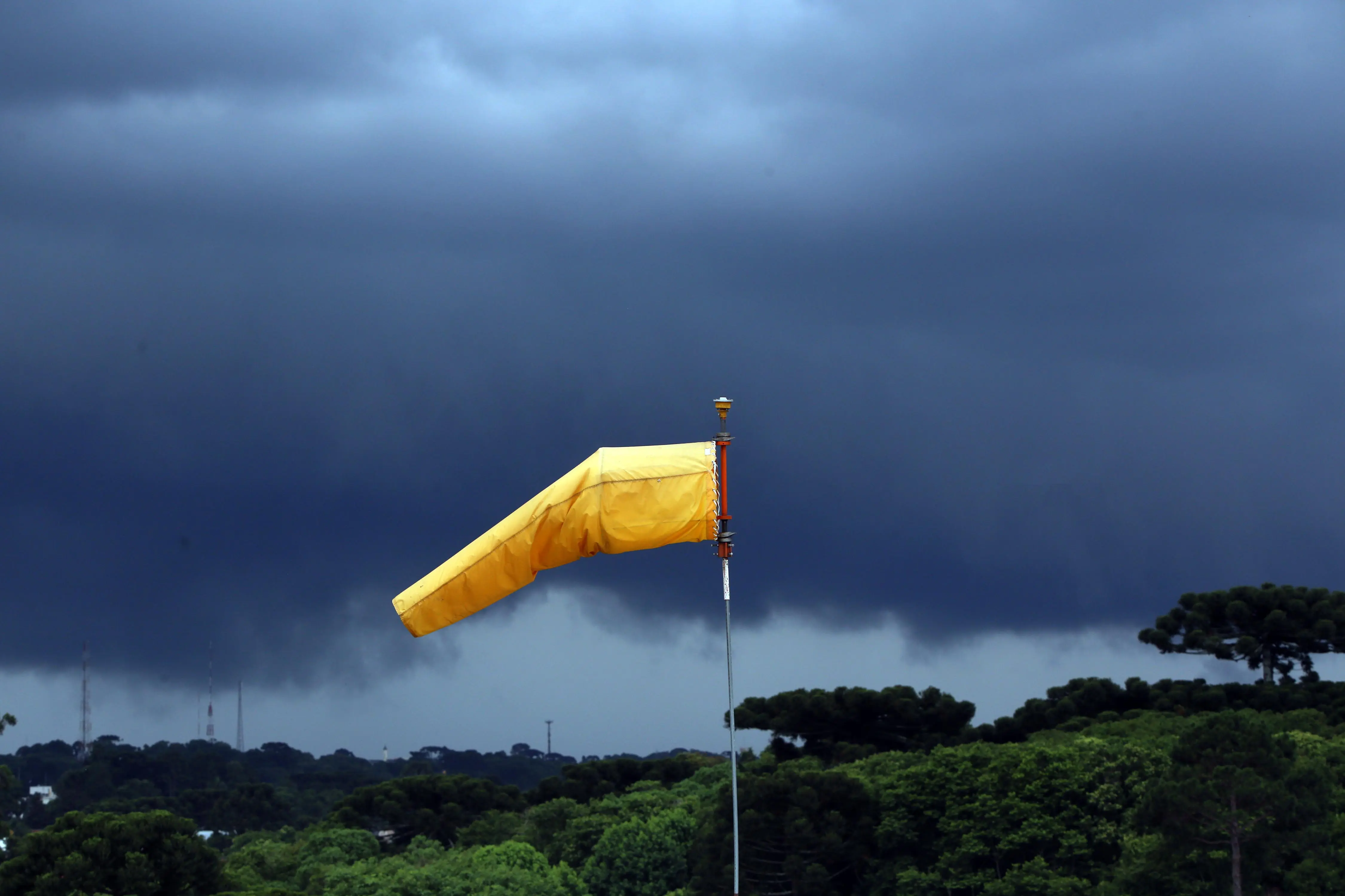 Fim de semana: após calor intenso e ventos fortes, chuva volta ao Paraná 1 Sábado os ventos podem superar os 50 km/h em grande parte do Paraná. No domingo o vento diminui, mas a chuva fica mais intensa (Foto: Gilson Abreu/Arquivo AEN)