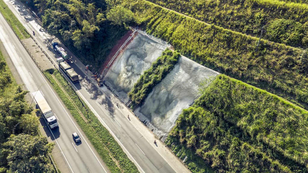 Obras de contenção de encosta na BR-277 são finalizadas pela EPR Litoral Pioneiro 1 As equipes da concessionária desenvolveram estratégias necessárias para atendimento das características geotécnicas de cada um dos trechos (Foto: EPR Litoral Pioneiro)