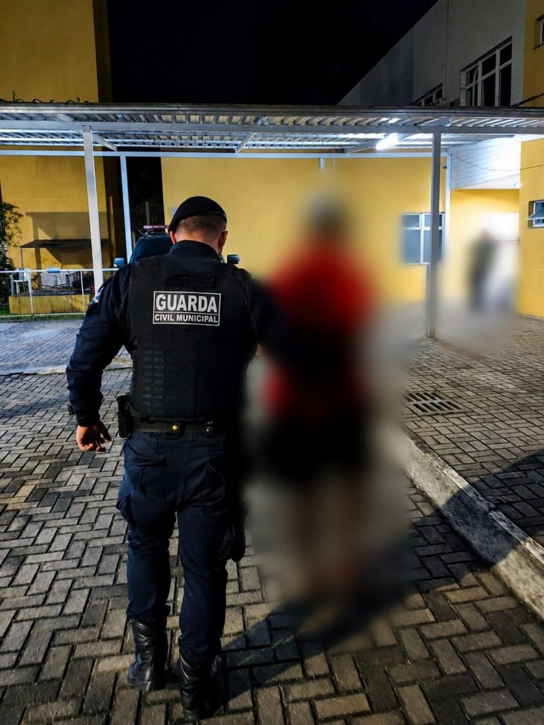 Guarda Municipal de Matinhos prende homem por descumprimento de medida protetiva de urgência 1 A vítima alertou uma vizinha por meio de sinais, acionando a Guarda Municipal. Agentes também constaram que havia ocorrido uma discussão entre o homem e a mulher (Foto: GCM de Matinhos)
